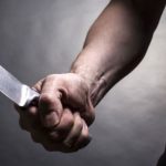 minacce con un coltello